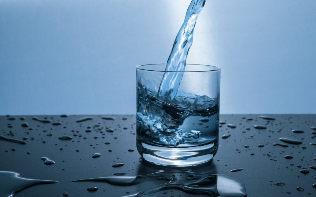 Kleine Handlung, große Wirkung – Wie ein Glas Wasser am Morgen deinen Tag verbessern kann